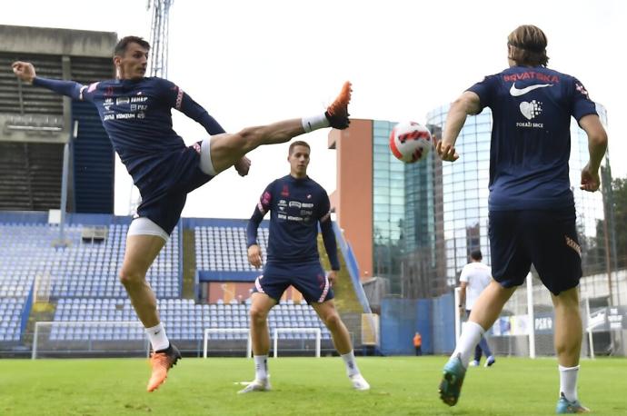 Acrobática postura de Budimir en un entrenamiento. Foto: @HNS_CFF