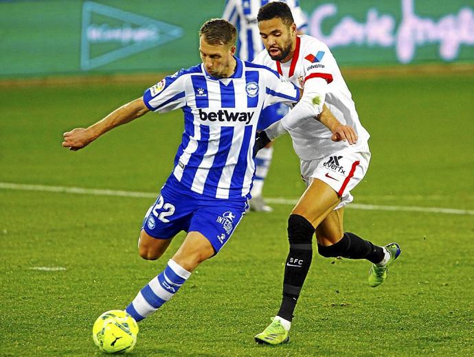 El Alavés se jugará este domingo frente al Sevilla un buen pellizco económico por los ingresos correspondientes a los derechos de televisión en función de la clasificación final. Foto: Alex Larretxi