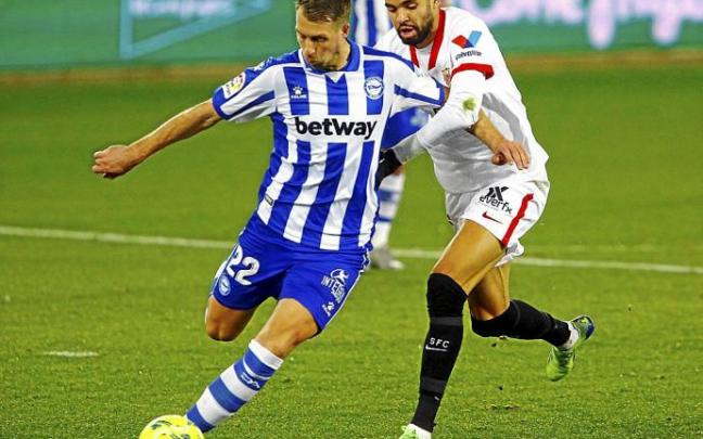 El Alavés se jugará este domingo frente al Sevilla un buen pellizco económico por los ingresos correspondientes a los derechos de televisión en función de la clasificación final. Foto: Alex Larretxi