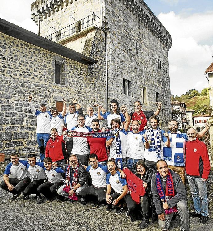 Realistas y osasunistas de Lesaka posan para este periódico junto a la torre Zabaleta.