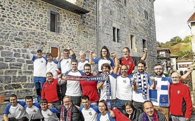 Realistas y osasunistas de Lesaka posan para este periódico junto a la torre Zabaleta.