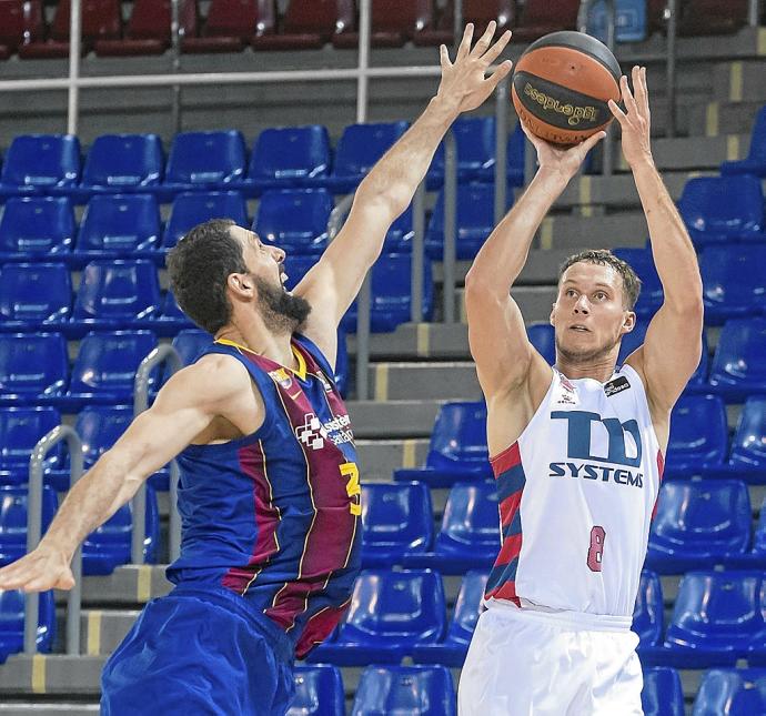 Sedekerskis ejecuta una suspensión en presencia de Mirotic. Foto: ACB Photo/V. Salgado