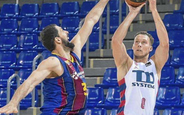 Sedekerskis ejecuta una suspensión en presencia de Mirotic. Foto: ACB Photo/V. Salgado