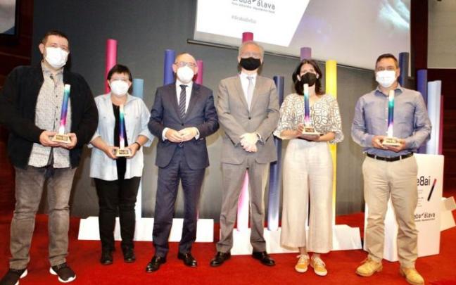 El diputado general de Álava y el diputado de Políticas Sociales con los premiados por sus buenas prácticas en servicios sociales de Álava.