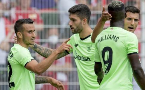 Berenguer es felicitado por sus compañeros tras marcar al Unión Berlín.