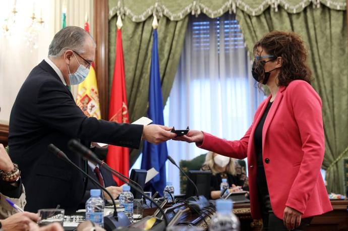 Garbiñe Bueno, durante la toma de posesión de su cargo como concejal de EH Bildu en la reunión del pleno del Ayuntamiento de Pamplona del 30 de diciembre.