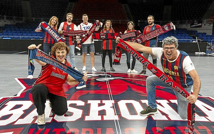 Algunos de los aficionados que acudirán hoy al partido posan para DNA en el Buesa Arena. Foto: Firma