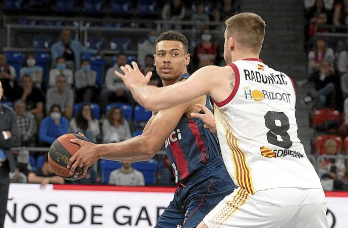 Baldwin, cubierto por Radoncic durante la holgada victoria conseguida por el Baskonia en su último encuentro como local ante el Zaragoza. Foto: Alex Larretxi