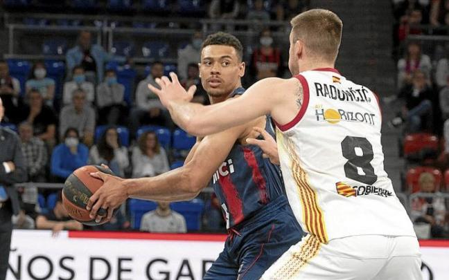 Baldwin, cubierto por Radoncic durante la holgada victoria conseguida por el Baskonia en su último encuentro como local ante el Zaragoza. Foto: Alex Larretxi