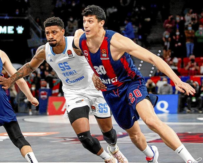 Fontecchio es defendido por Mickey en el reciente Baskonia-Zenit en el Buesa Arena. Foto: Jorge Muñoz