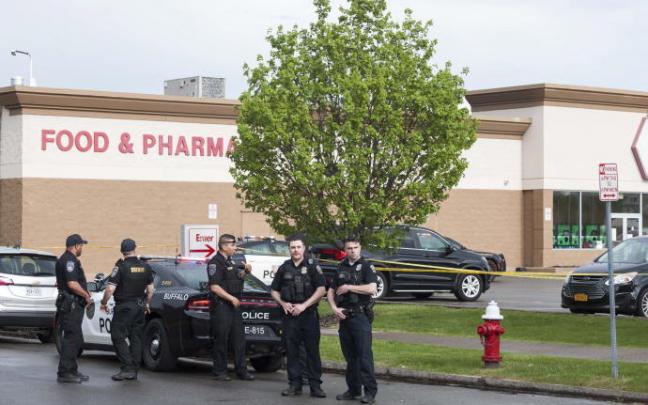 Agentes de policía en el exterior del supermercado donde se produjo el tiroteo en Búfalo