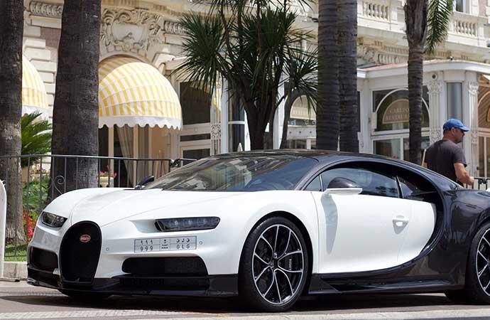 El Bugatti Chiron cuesta más de 2 millones de euros.