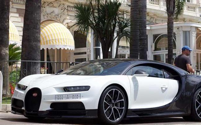 El Bugatti Chiron cuesta más de 2 millones de euros.