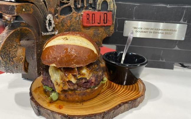 La hamburguesa se presenta entre pan tipo 'pretzel'. La hamburguesa se presenta entre pan tipo 'pretzel'.