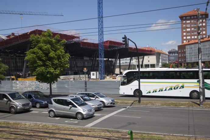 Vehículos circulan por el Bulevar de Euskal Herria.