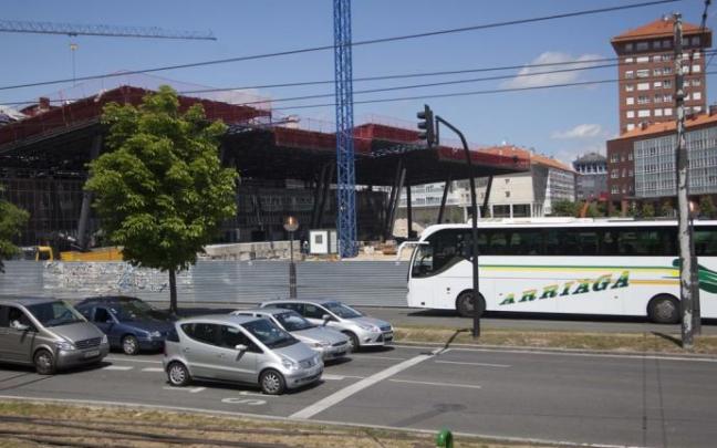 Vehículos circulan por el Bulevar de Euskal Herria.