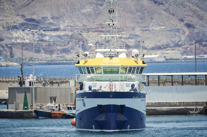 EL buque oceanográfico "Ángeles Alvariño" parte del puerto de Santa Cruz de Tenerife