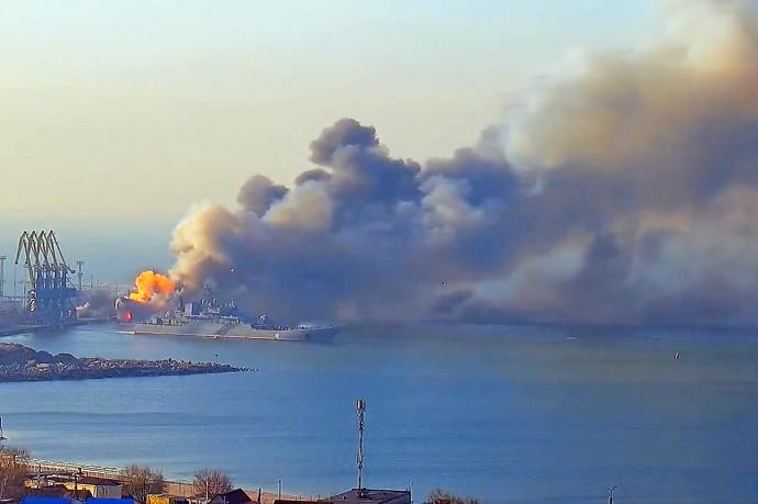 Incendio en el Moskvá antes de que el buque se hundiera