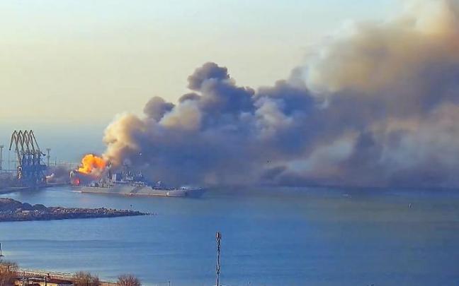 Incendio en el Moskvá antes de que el buque se hundiera