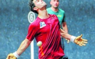 Altuna, en plena acción, durante el entrenamiento de ayer en Bilbao con Víctor.