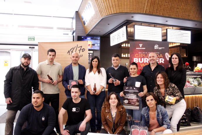 Asistentes a la presentación de la II edición de la Gipuzkoa Burger Week, este jueves en el mercado de San Martín.