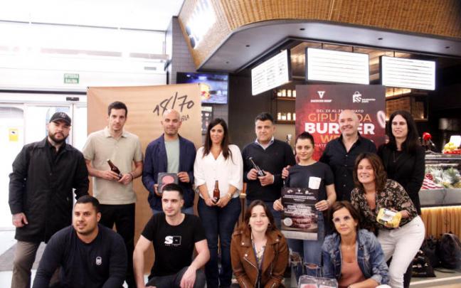 Asistentes a la presentación de la II edición de la Gipuzkoa Burger Week, este jueves en el mercado de San Martín.