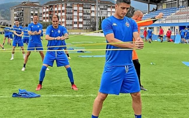 Los jugadores del Amorebieta se ejercitan durante un entrenamiento. Foto: S. D. Amorebieta Los jugadores del Amorebieta se ejercitan durante un entrenamiento. Foto: S. D. Amorebieta
