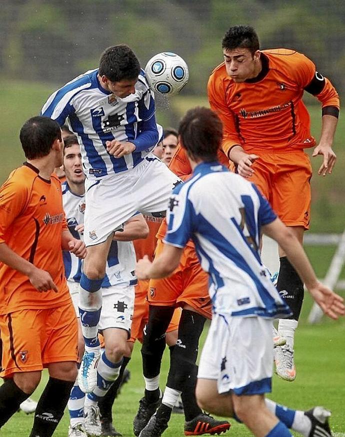 Rico pugna por un balón aéreo con Kodro, con Zaldua detrás.