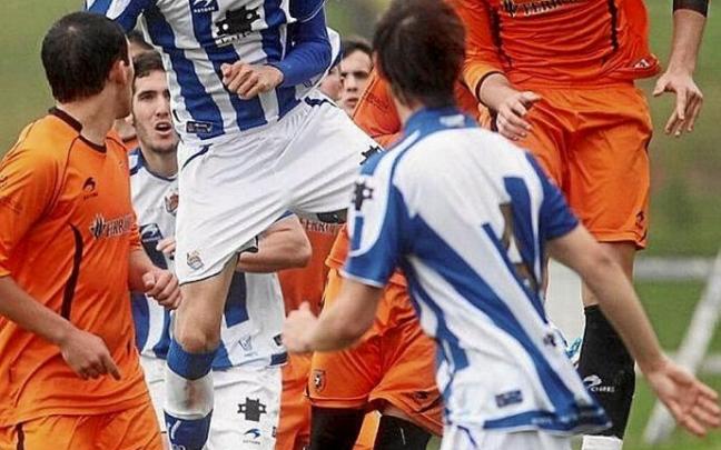 Rico pugna por un balón aéreo con Kodro, con Zaldua detrás.