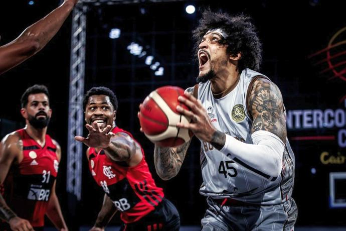 Julian Gamble intenta anotar en la final de la Intercontinental contra el Flamengo.