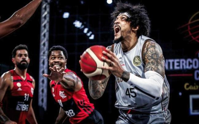 Julian Gamble intenta anotar en la final de la Intercontinental contra el Flamengo.