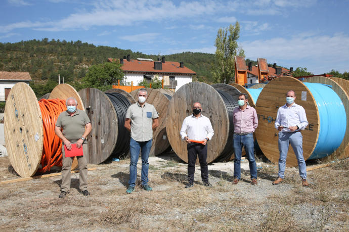 De izda a dcha: Echandi, Eguiguren, Cigudosa, Garmendia y Pinillos, ante las bovinas de canalización para la fibra óptica, situadas en Burgui.