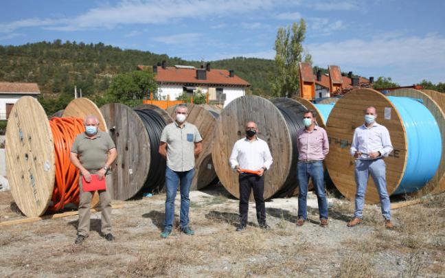 De izda a dcha: Echandi, Eguiguren, Cigudosa, Garmendia y Pinillos, ante las bovinas de canalización para la fibra óptica, situadas en Burgui. De izda a dcha: Echandi, Eguiguren, Cigudosa, Garmendia y Pinillos, ante las bovinas de canalización para la fibra óptica, situadas en Burgui.