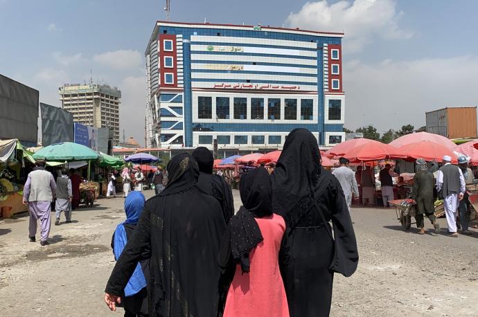 Mujeres afganas pasean con burka por las calles de Kabul tras la llegada al poder de los talibanes