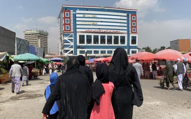 Mujeres afganas pasean con burka por las calles de Kabul tras la llegada al poder de los talibanes Mujeres afganas pasean con burka por las calles de Kabul tras la llegada al poder de los talibanes