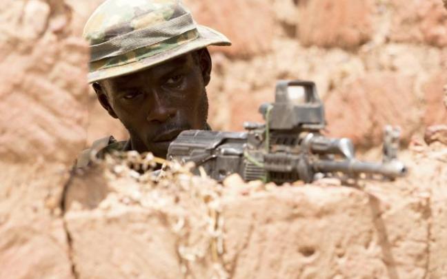 Imagen de archivo de un militar de Burkina Faso. Imagen de archivo de un militar de Burkina Faso.