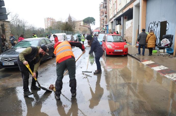 Labores de limpieza en Burlada tras la riada.