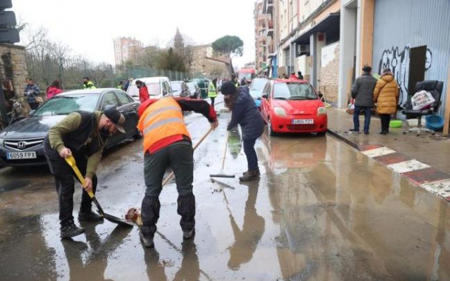Labores de limpieza en Burlada tras la riada. Labores de limpieza en Burlada tras la riada.