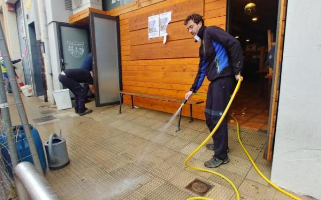 Un voluntario, durante la limpieza en la peña Euskal Herria.