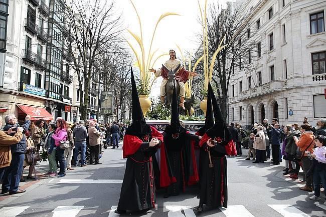 El paso del Borriquito discurre por la Gran Vía en la procesión de Bilbao