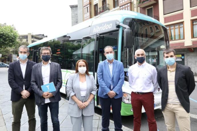 Rafaela Romero, Ander Iturri, Patxi Amantegi y representantes de la empresa concesionaria TBH.