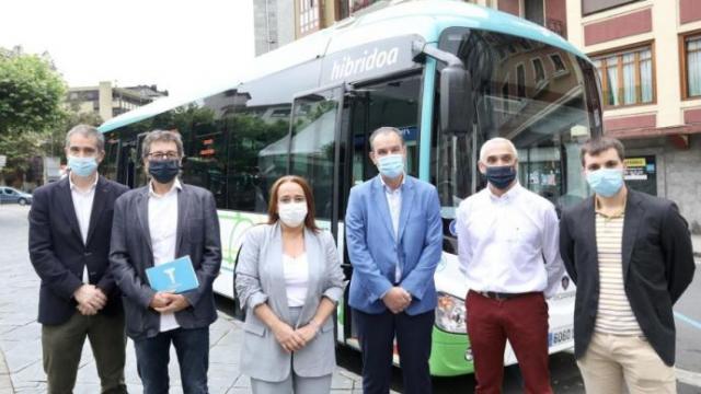 Rafaela Romero, Ander Iturri, Patxi Amantegi y representantes de la empresa concesionaria TBH.