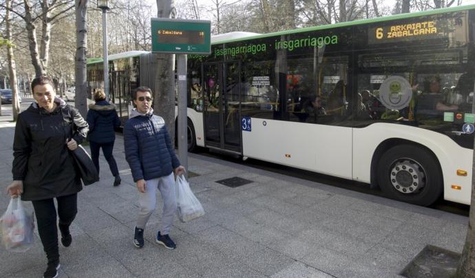 Usuarios de la línea de autobuses Zabalgana-Arkaiate de Tuvisa.