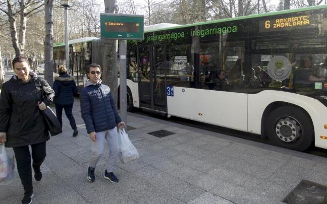 Usuarios de la línea de autobuses Zabalgana-Arkaiate de Tuvisa.