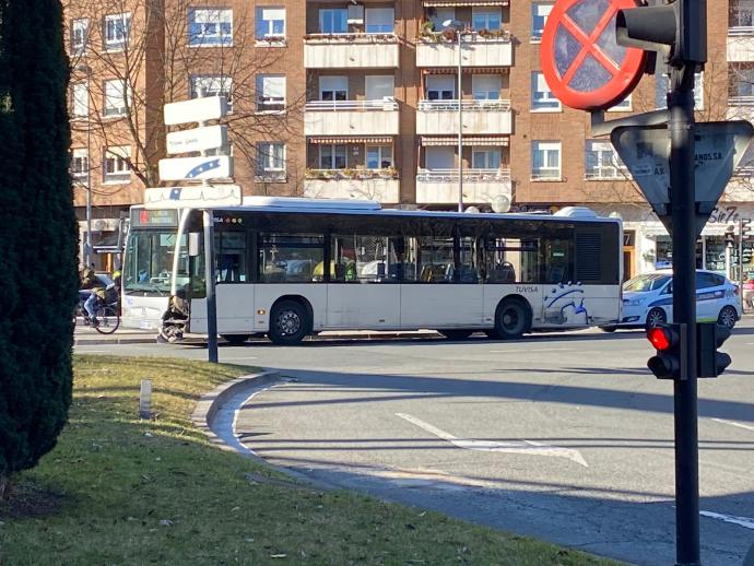 Fotografía del bus accidentado.