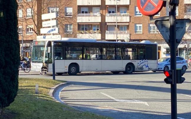 Fotografía del bus accidentado.