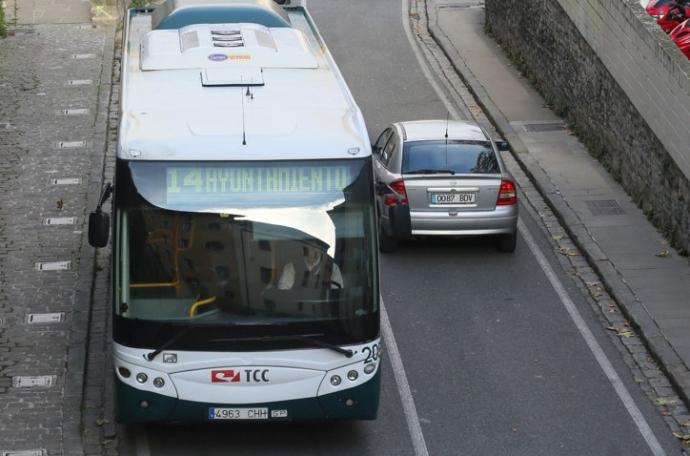 La línea 14 de la villavesa subiendo por Santo Domingo.