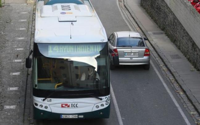 La línea 14 de la villavesa subiendo por Santo Domingo.