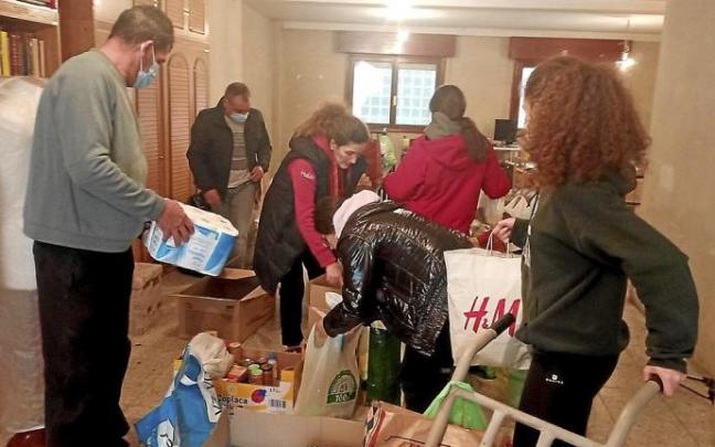 Ramón Astarriaga (segundo por la izquierda) reorganiza el material junto con su familia y voluntarios.