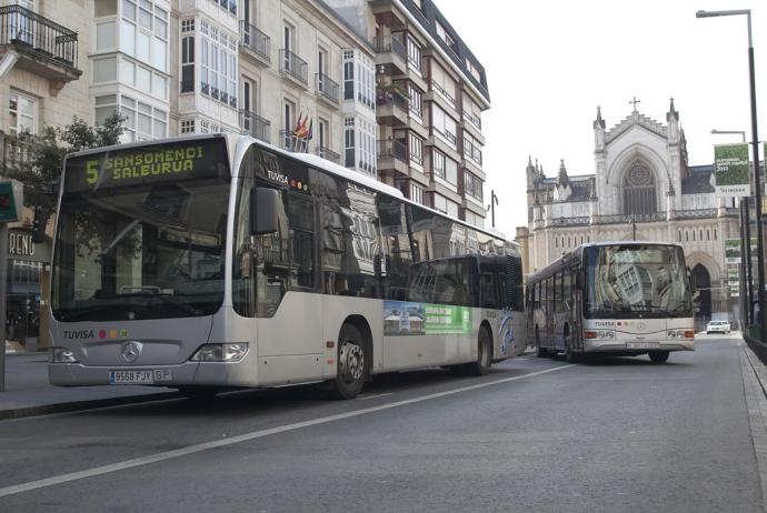 Dos autobuses urbanos de Tuvisa en la calle Prado.